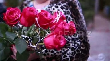女人手中的一束红玫瑰